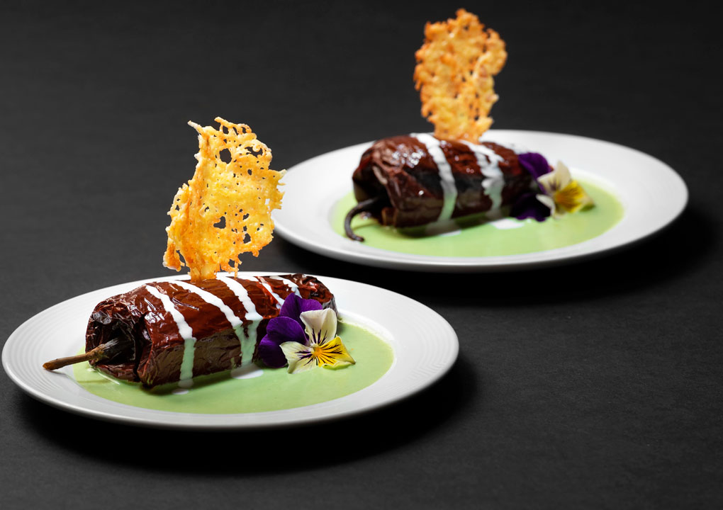 Chile relleno de requesón con salsa de Aguacate